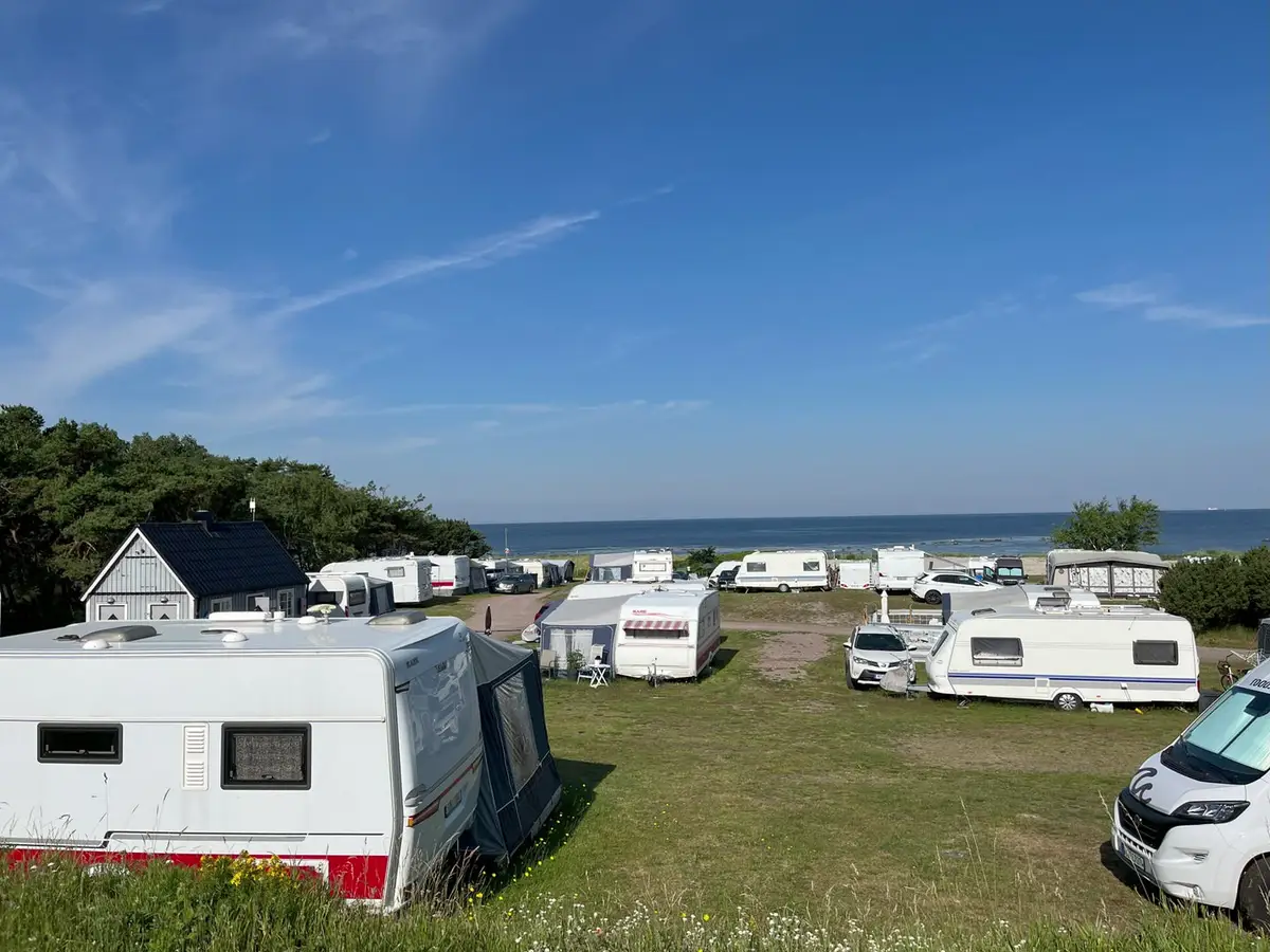Husvagnar på havssidan med Öresund i bakgrunden