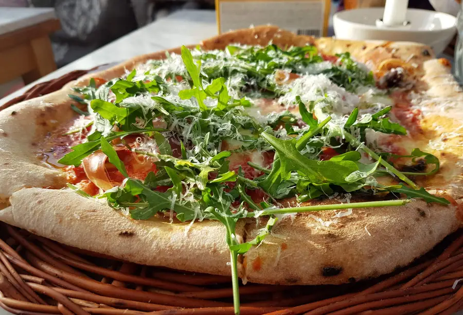 Napolitansk surdegspizza med ruccola
