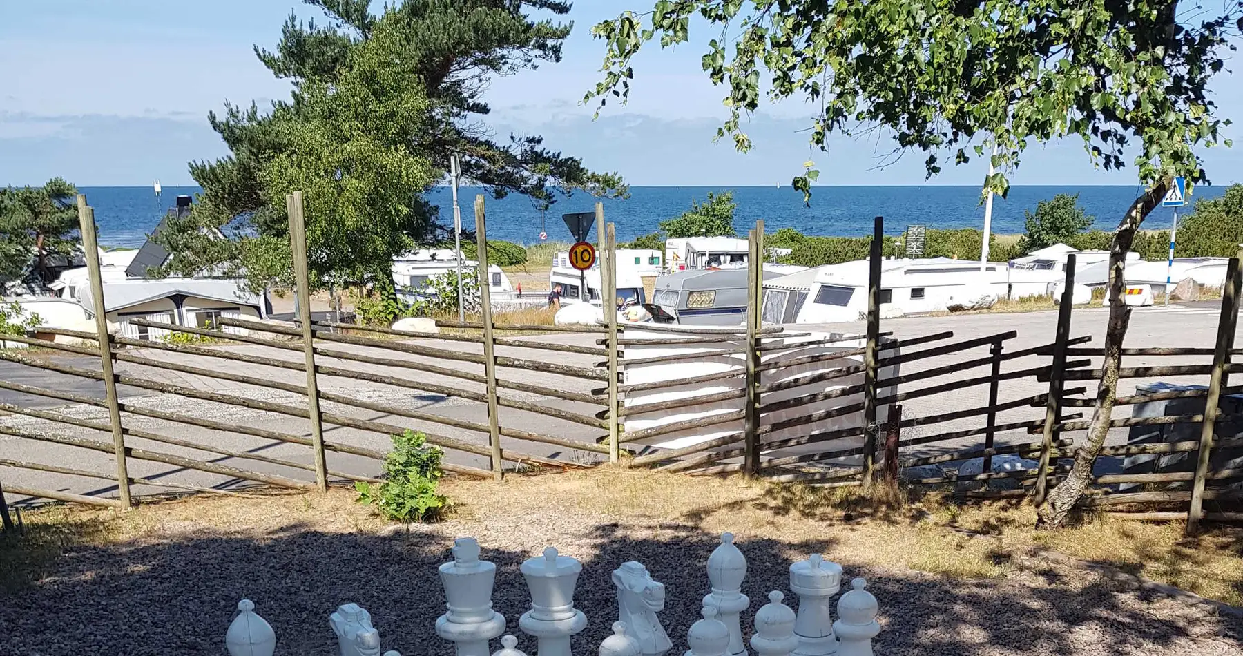 Campingen med gärdesgård och utsikt över Öresund