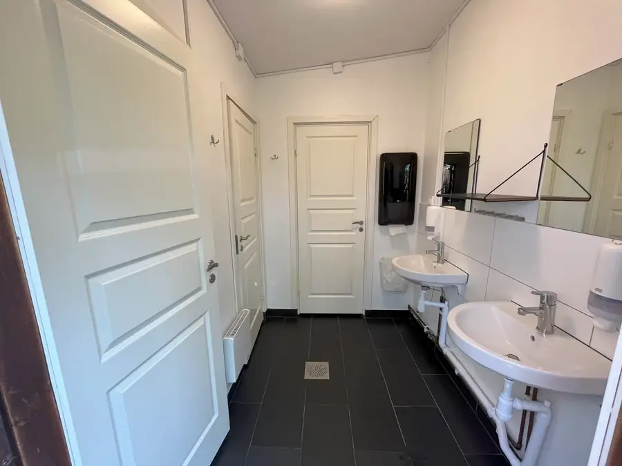 Tvättställ och toalettdörrar i servicehuset