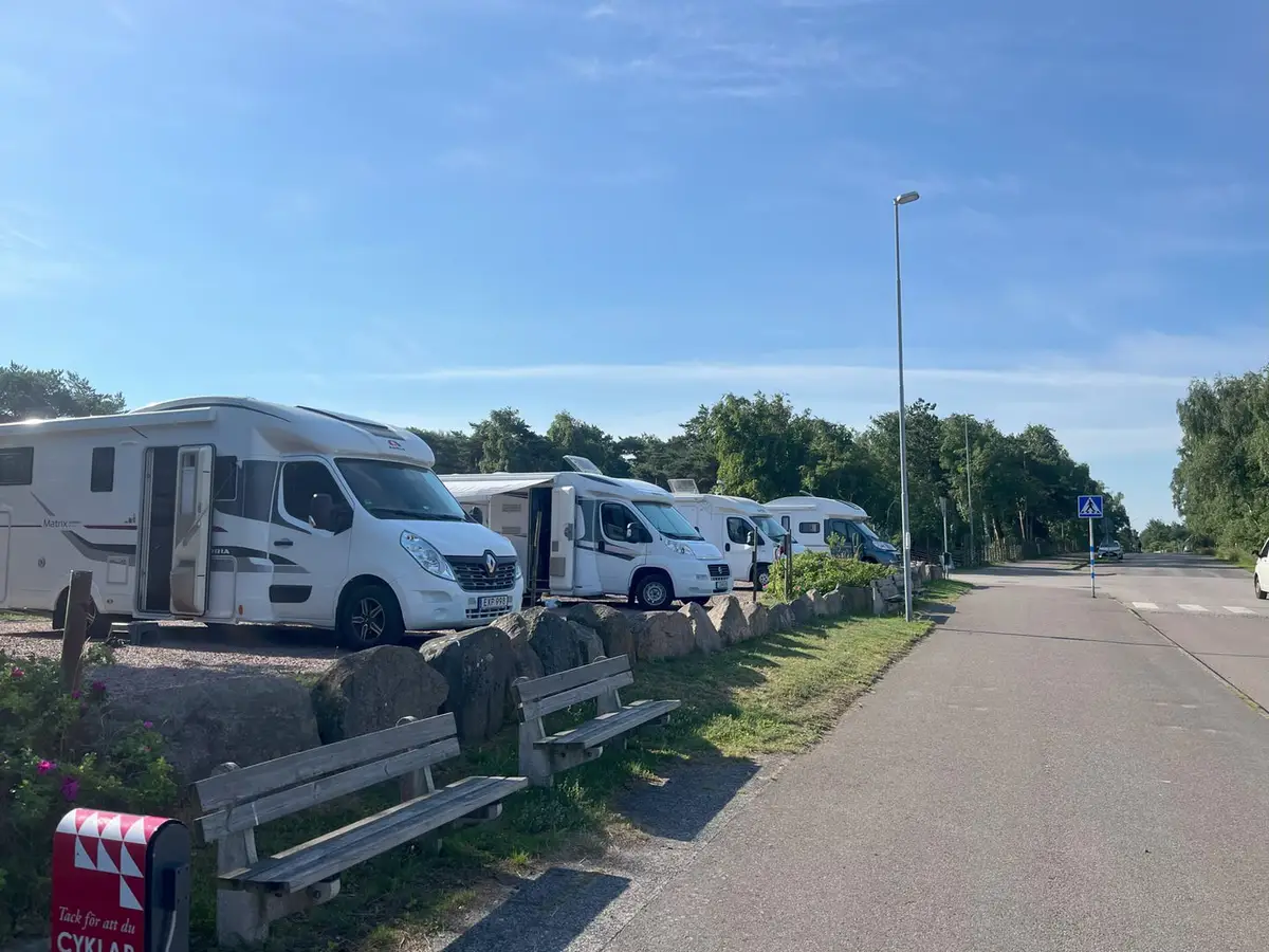 Rad av husbilar längs vägen vid ställplatsen